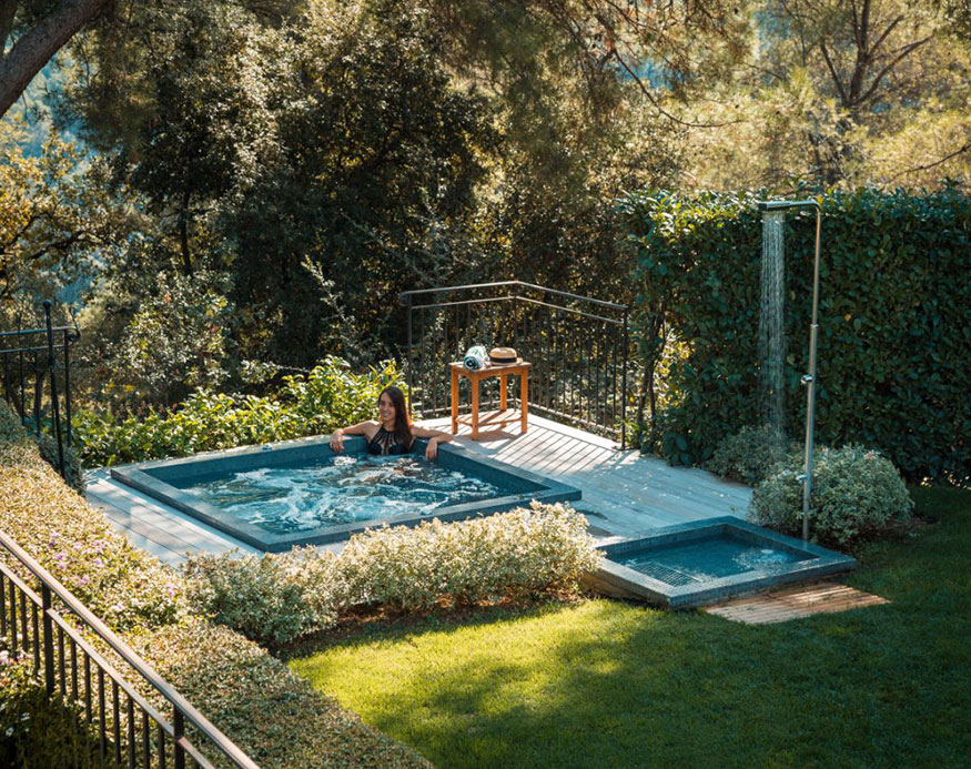 Spa Evasion Nature à Vence, douche chromatique, solarium et piscine
