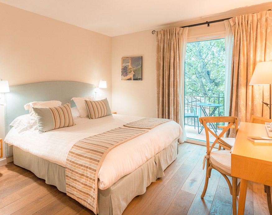 Buchen Sie ein Zimmer in Vence in den Seealpen